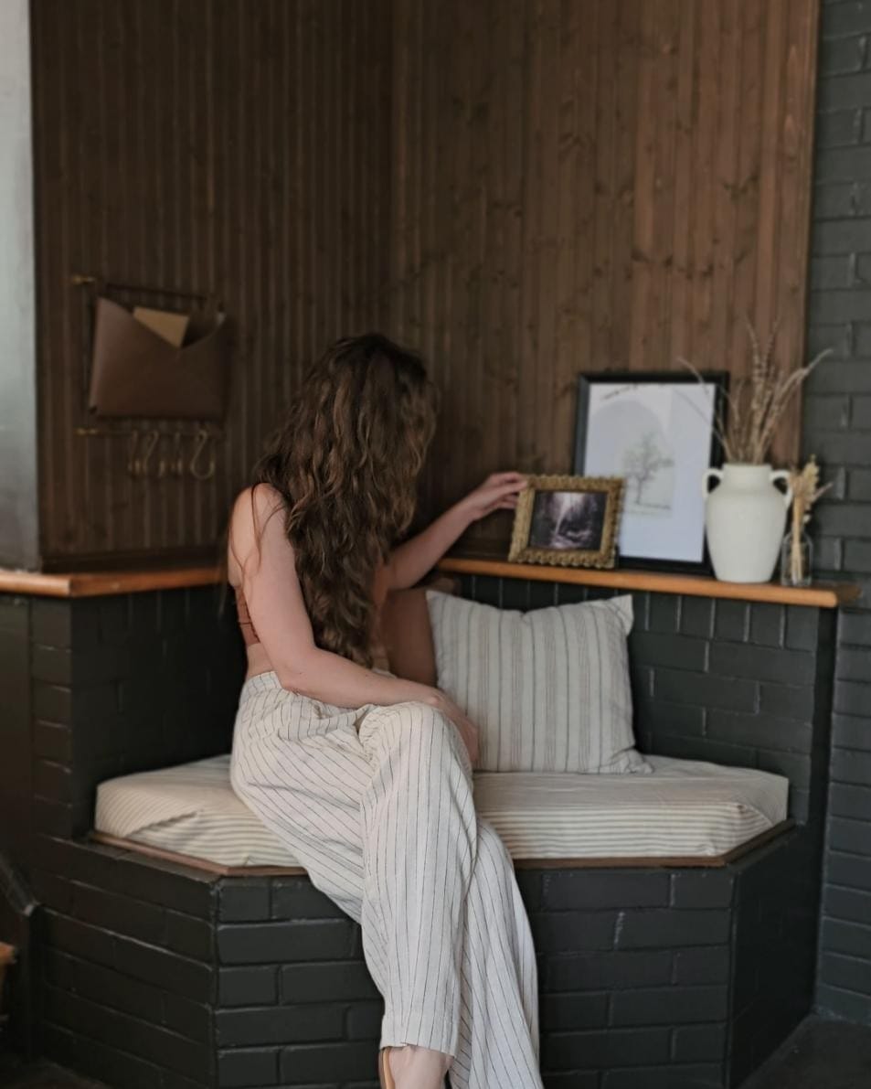 From awkward entryway nook to moody speakeasy corner with an easy DIY bench project